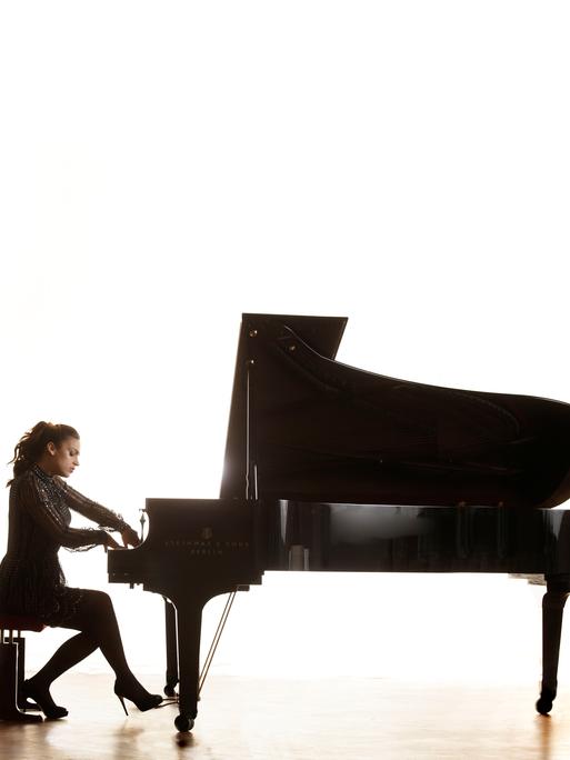 Die Pianistin Olga Scheps sitzt an einem Flügel.