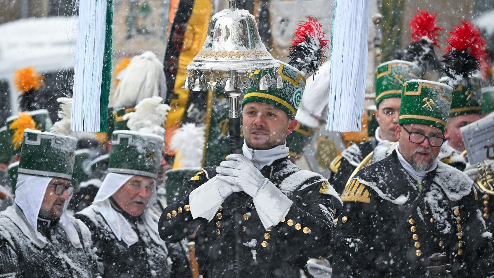 Am großen Abschlusskonzert vor der St. Annenkirche in Annaberg-Buchholz haben sich die Mitglieder der Berg- und Hüttenvereine aufgestellt. Die Bergparade ist die größte in der Region und bildet den Abschluss der Bergaufzüge in der Adventszeit. Knapp 1000 Teilnehmer aus Sachsen und weiteren Bergbauregionen Deutschlands und Tschechiens zogen, begleitet von traditionellen Liedern und Klängen durch Annaberg. Den Höhepunkt bildete die Vereinigung aller Bergmusiker vor der St. Annenkirche zum großen Abschlusskonzert. 2016 erklärte die Unesco die Bergparaden und Bergaufzüge in Sachsen zum Immateriellen Kulturerbe Deutschlands. Bis heute werden hier jahrhundertealte Traditionen gelebt, die mit dem Bergbau, Hüttenwesen und den Montanwissenschaften verbunden sind. Am großen Abschlusskonzert vor der St. Annenkirche in Annaberg-Buchholz haben sich die Mitglieder der Berg- und Hüttenvereine aufgestellt. Die Bergparade ist die größte in der Region und bildet den Abschluss der Bergaufzüge in der Adventszeit. Knapp 1000 Teilnehmer aus Sachsen und weiteren Bergbauregionen Deutschlands und Tschechiens zogen, begleitet von traditionellen Liedern und Klängen durch Annaberg. Den Höhepunkt bildete die Vereinigung aller Bergmusiker vor der St. Annenkirche zum großen Abschlusskonzert. 2016 erklärte die Unesco die Bergparaden und Bergaufzüge in Sachsen zum Immateriellen Kulturerbe Deutschlands. Bis heute werden hier jahrhundertealte Traditionen gelebt, die mit dem Bergbau, Hüttenwesen und den Montanwissenschaften verbunden sind.