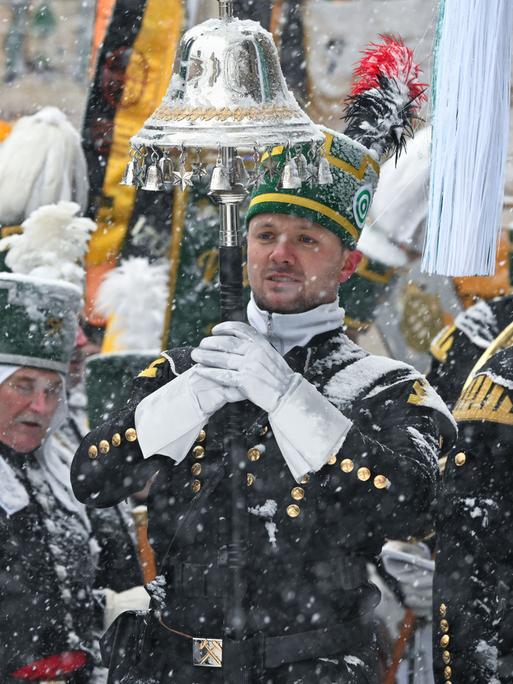 Am großen Abschlusskonzert vor der St. Annenkirche in Annaberg-Buchholz haben sich die Mitglieder der Berg- und Hüttenvereine aufgestellt. Die Bergparade ist die größte in der Region und bildet den Abschluss der Bergaufzüge in der Adventszeit. Knapp 1000 Teilnehmer aus Sachsen und weiteren Bergbauregionen Deutschlands und Tschechiens zogen, begleitet von traditionellen Liedern und Klängen durch Annaberg. Den Höhepunkt bildete die Vereinigung aller Bergmusiker vor der St. Annenkirche zum großen Abschlusskonzert. 2016 erklärte die Unesco die Bergparaden und Bergaufzüge in Sachsen zum Immateriellen Kulturerbe Deutschlands. Bis heute werden hier jahrhundertealte Traditionen gelebt, die mit dem Bergbau, Hüttenwesen und den Montanwissenschaften verbunden sind.