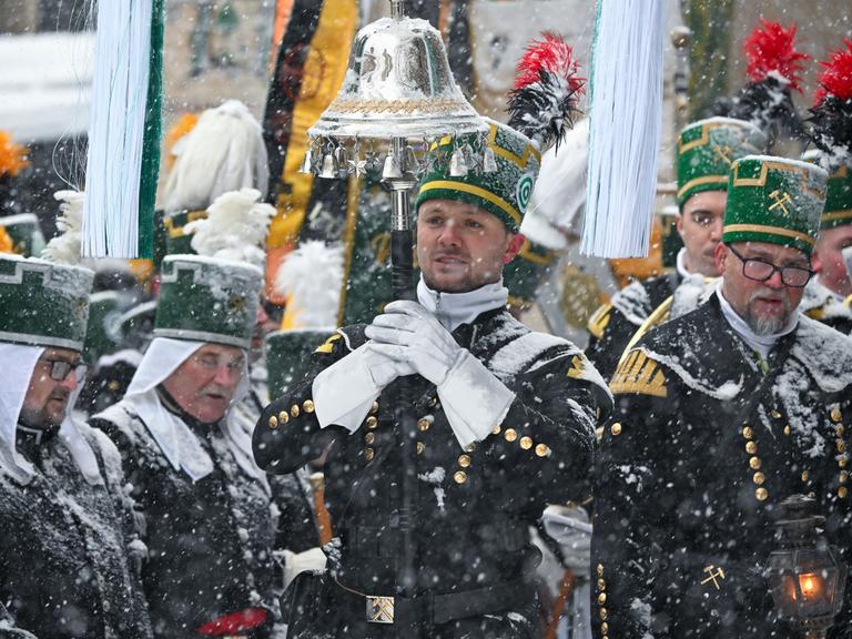 Am großen Abschlusskonzert vor der St. Annenkirche in Annaberg-Buchholz haben sich die Mitglieder der Berg- und Hüttenvereine aufgestellt. Die Bergparade ist die größte in der Region und bildet den Abschluss der Bergaufzüge in der Adventszeit. Knapp 1000 Teilnehmer aus Sachsen und weiteren Bergbauregionen Deutschlands und Tschechiens zogen, begleitet von traditionellen Liedern und Klängen durch Annaberg. Den Höhepunkt bildete die Vereinigung aller Bergmusiker vor der St. Annenkirche zum großen Abschlusskonzert. 2016 erklärte die Unesco die Bergparaden und Bergaufzüge in Sachsen zum Immateriellen Kulturerbe Deutschlands. Bis heute werden hier jahrhundertealte Traditionen gelebt, die mit dem Bergbau, Hüttenwesen und den Montanwissenschaften verbunden sind.