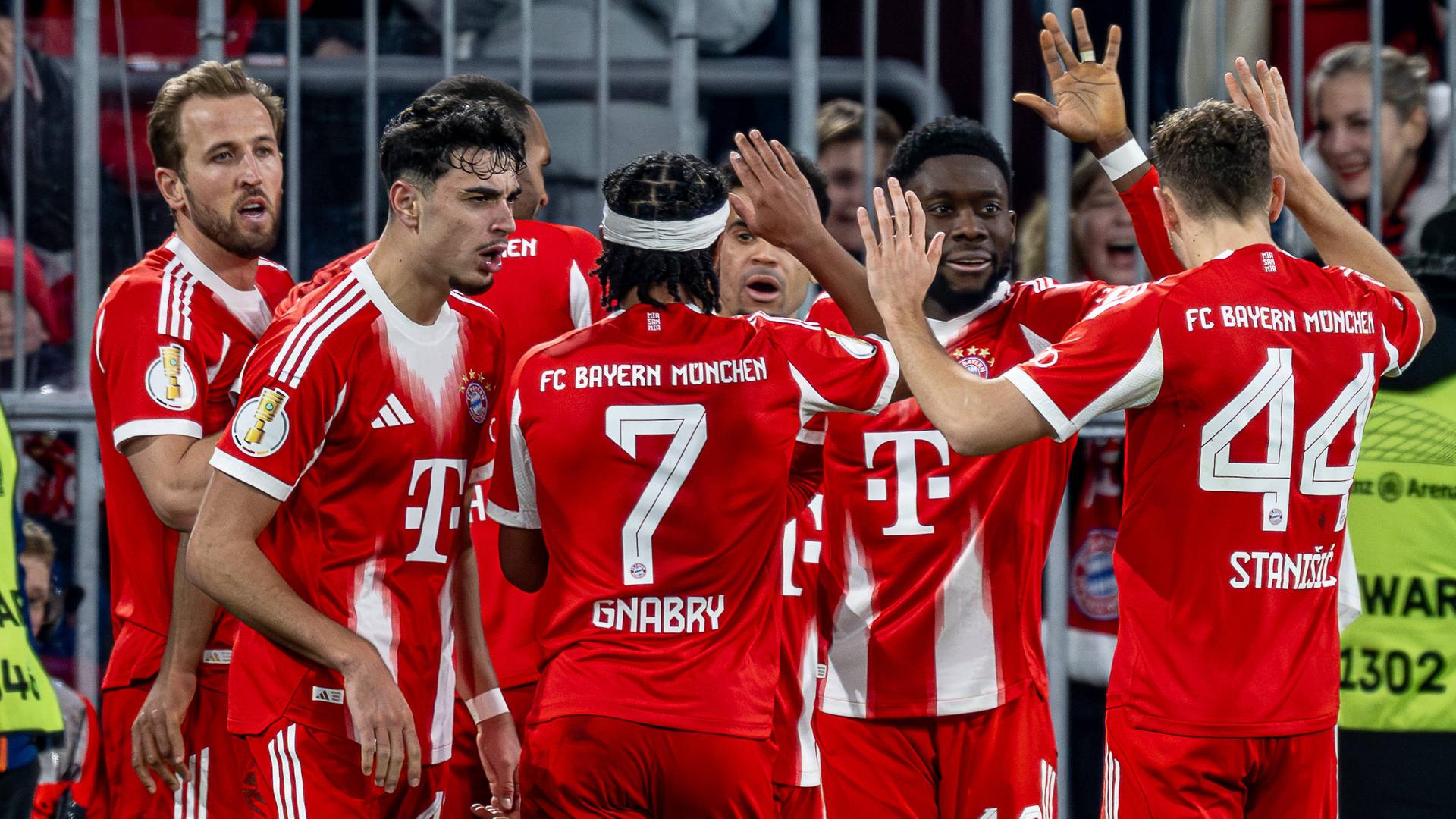 DFB-Pokal, Viertelfinale: Spieler von Bayern München bejubeln das Tor zum 2:0 gegen RB-Leipzig.
      