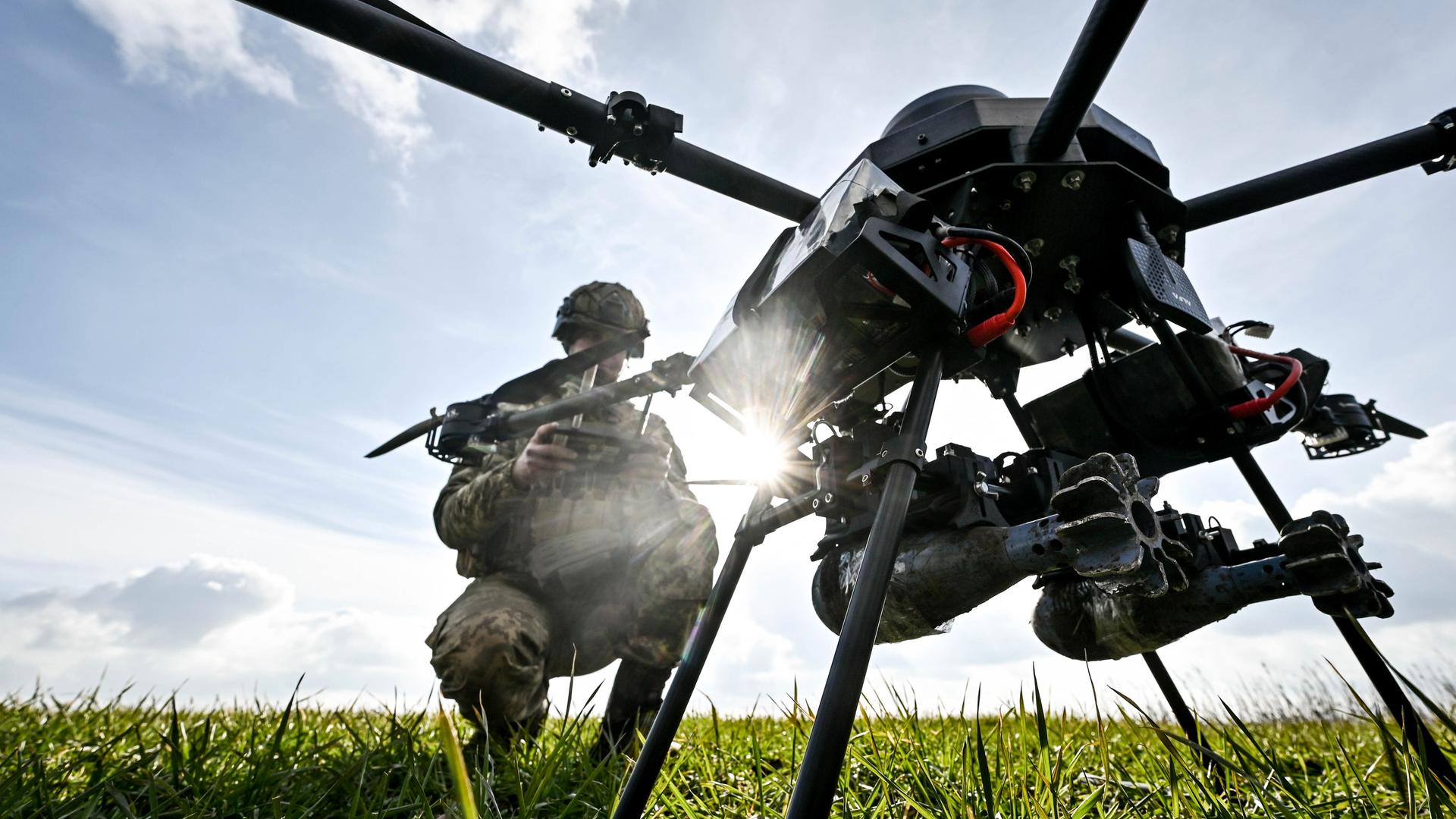 Ein Soldat startet eine Drohne, ein ukrainisches unbemanntes Kampfflugzeug, das eine Nutzlast von bis zu 15 kg hat und mit einer Wärmebildkamera ausgestattet ist.