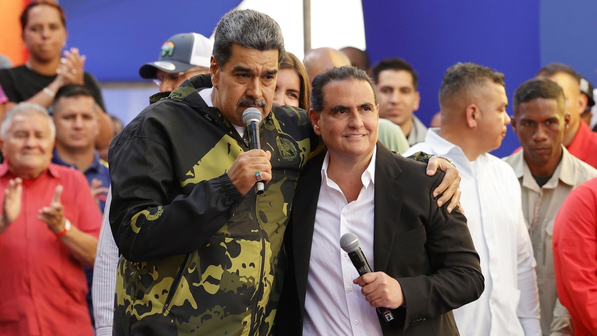 Venezuelas Präsident Nicolás Maduro (links) und der Unternehmer Alex Saab stehen im Januar 2024 bei einer Veranstaltung in Caracas nebeneinander. Maduro legt seinen Arm auf Saabs Schulter.