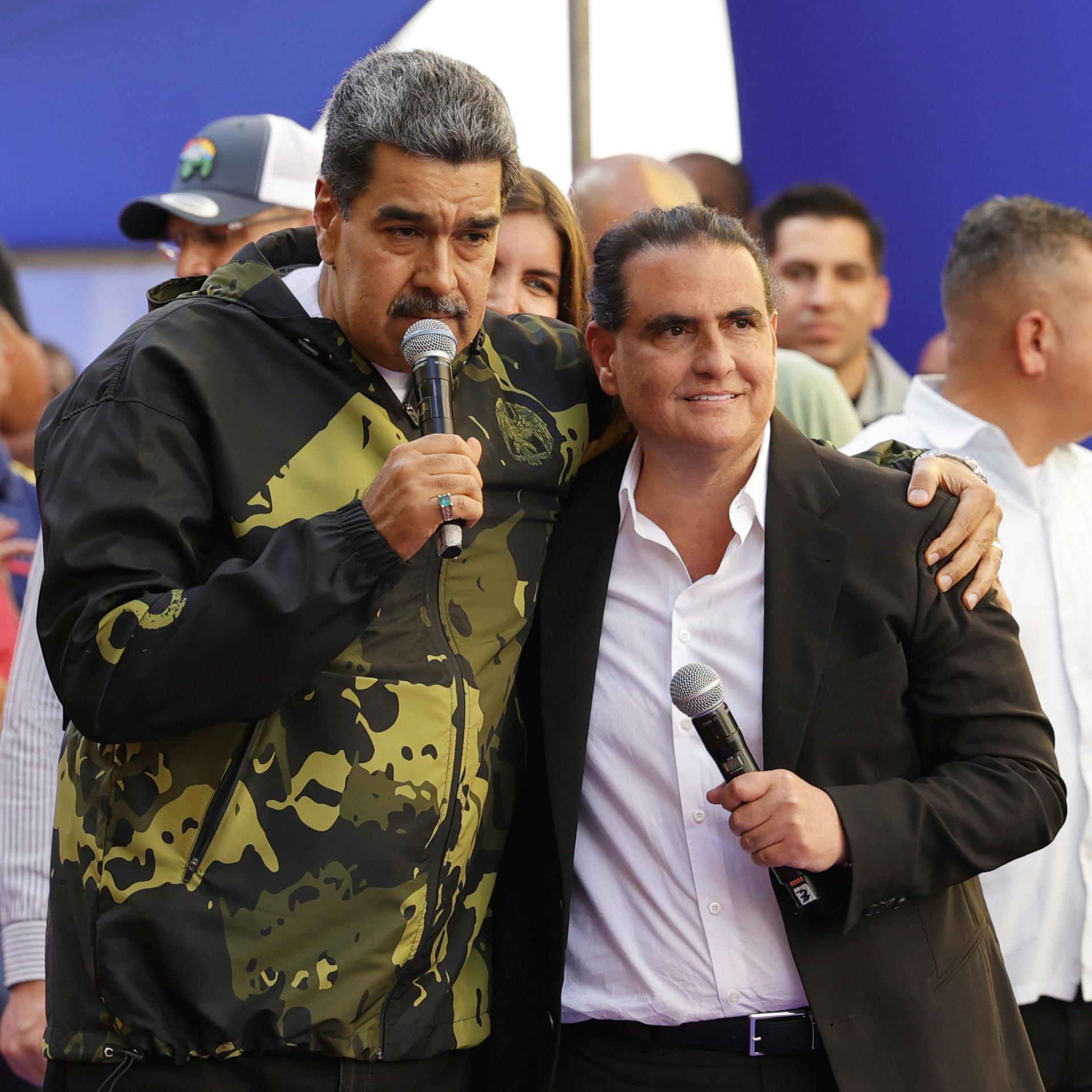 Venezuelas Präsident Nicolás Maduro (links) und der Unternehmer Alex Saab stehen im Januar 2024 bei einer Veranstaltung in Caracas nebeneinander. Maduro legt seinen Arm auf Saabs Schulter.