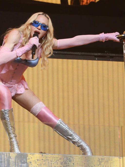 Madonna gibt in Zusammenarbeit mit der App Grindr ein Überraschungskonzert am Times Square, um für ihr neues Album „Confessions II“, auch bekannt als „Confessions on the Dance Floor – Part II“, zu werben.