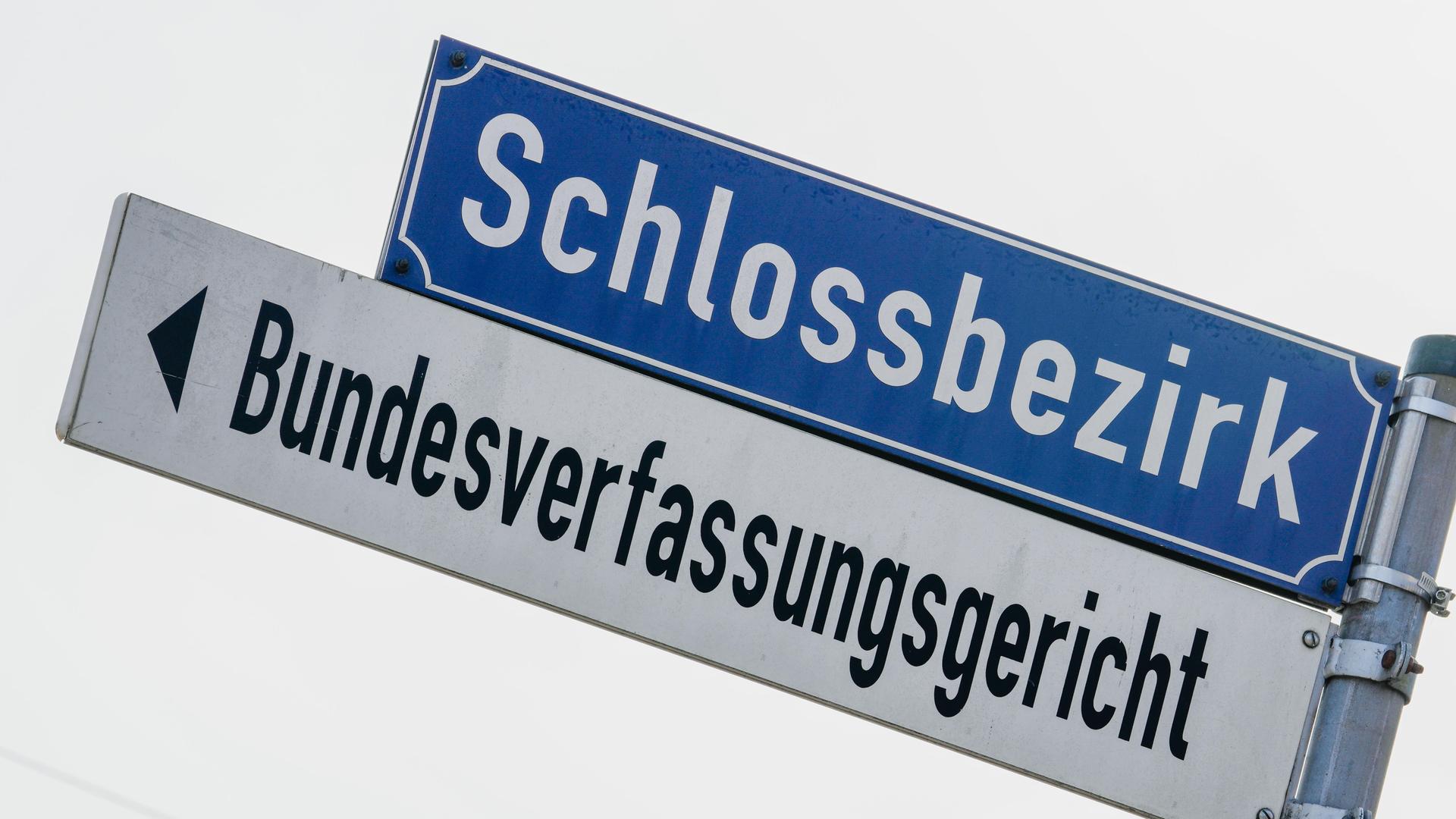Ein Wegweiser zeigt mit einem Pfeil zum Bundesverfassungsgericht in Karlsruhe