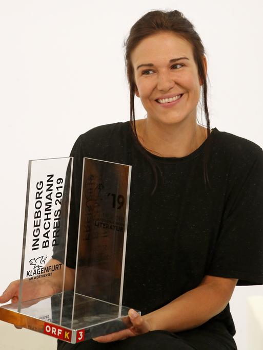 Die österreichische Autorin Birgit Birnbacher hält bei der Verleihung des 43. Ingeborg-Bachmann-Preises in Klagenfurt den Preis in den Händen.