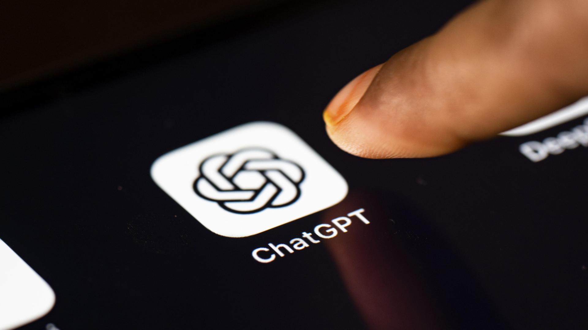 Eine Person tipps das Symbol der ChatGPT App auf einem Tablet Gerät Eine Person tipps das Symbol der ChatGPT App auf einem Tablet Gerät