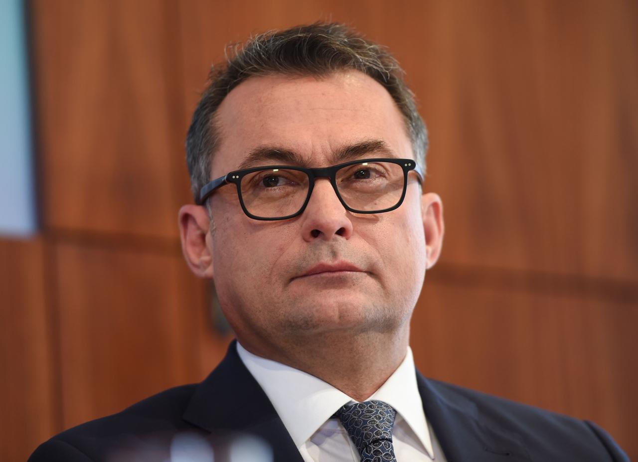 Joachim Nagel, Vorstandsmitglied der Deutschen Bundesbank, blickt am 24.02.2016 während der Bilanz-Pressekonferenz der Bundesbank in Frankfurt am Main (Hessen) in die Runde. Foto: Arne Dedert/dpa