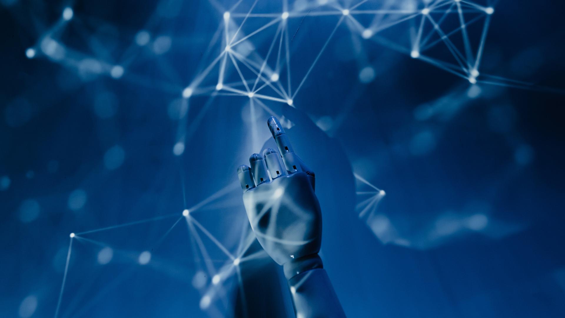 Eine Roboterhand soll symbolisch künstliche Intelligenz darstellen. 