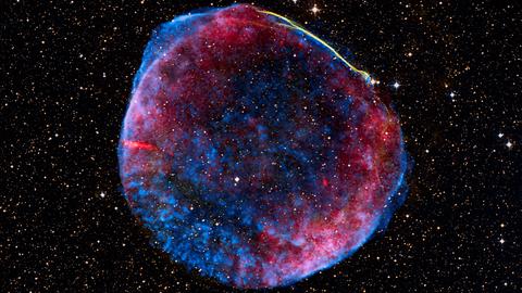 Ein Bild, das Aufnahmen im Röntgen- und Radiobereich sowie im sichtbaren Licht kombiniert, zeigt die Reste der Explosionswolke der Supernova von 1006.
