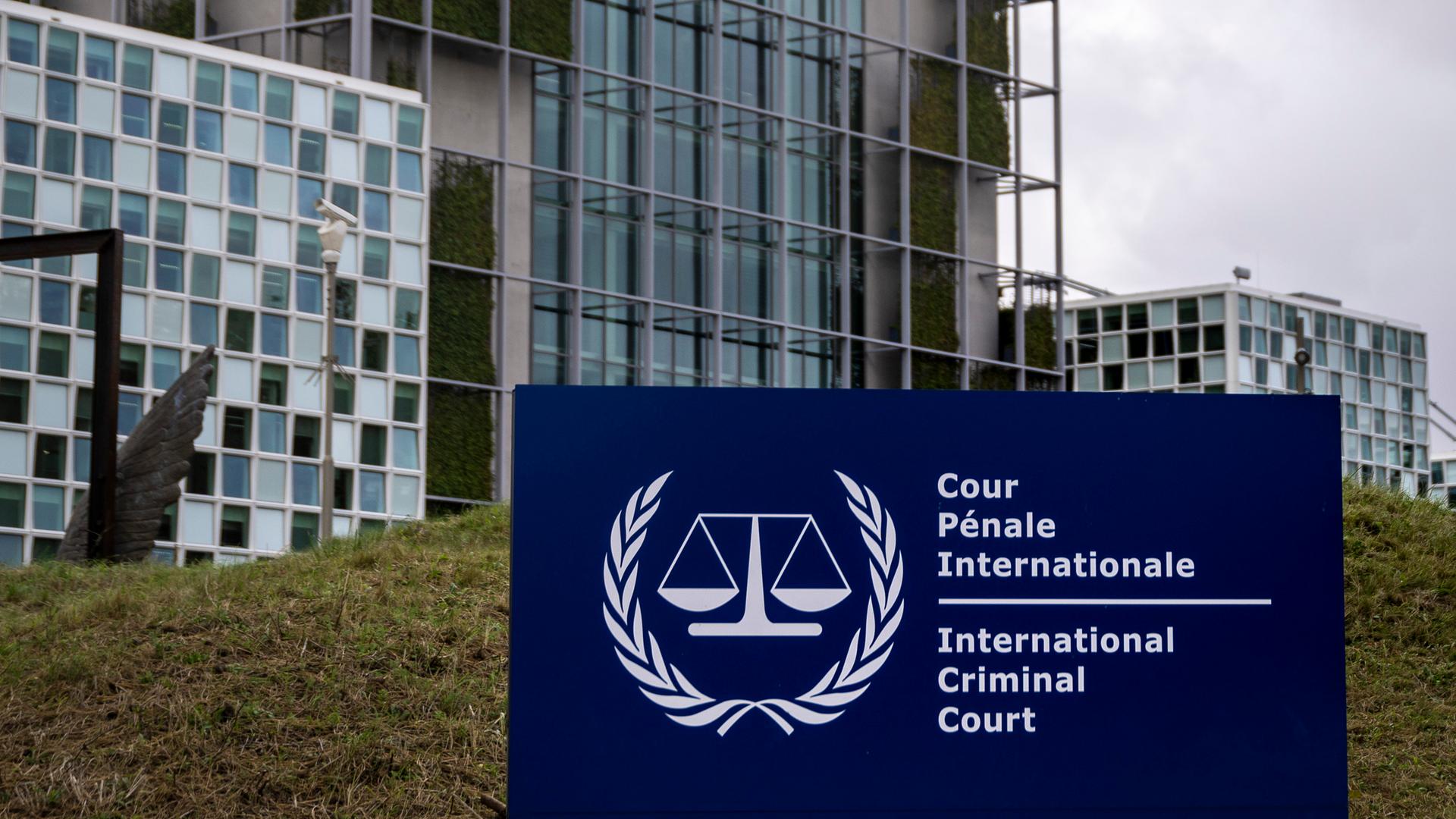 Der Sitz des Internationalen Strafgerichtshofs (IStGH) im Stadtteil Scheveningen von Den Haag (Niederlande). Der IStGH wurde 1998 durch einen völkerrechtlichen Vertrag auf Dauer eingerichtet. Er ist kein Teil der Vereinten Nationen