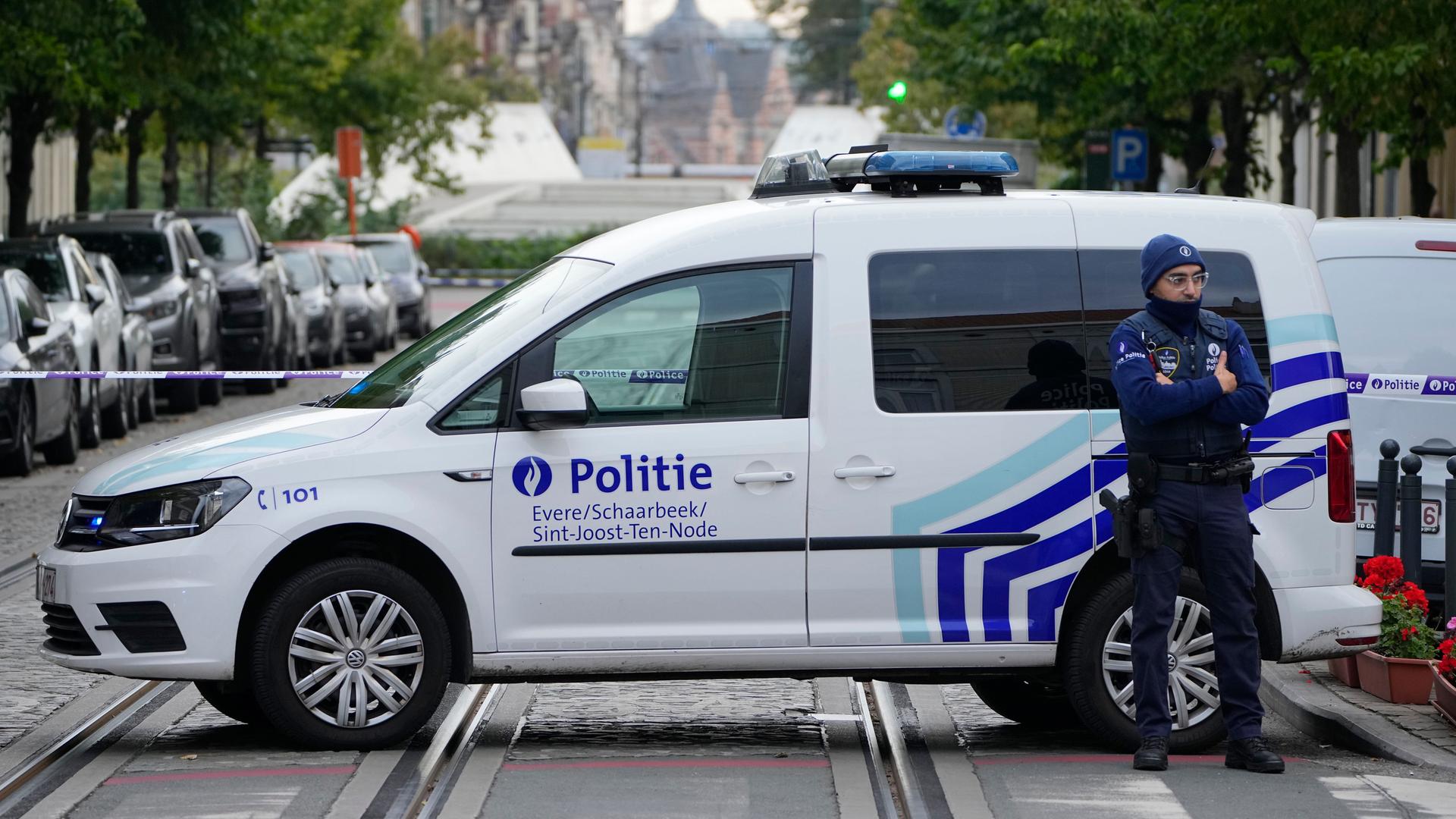 Auf dem Bild sieht man ein belgisches Polizei-Auto. Hinter dem Auto ist die Strasse abgeriegelt. 