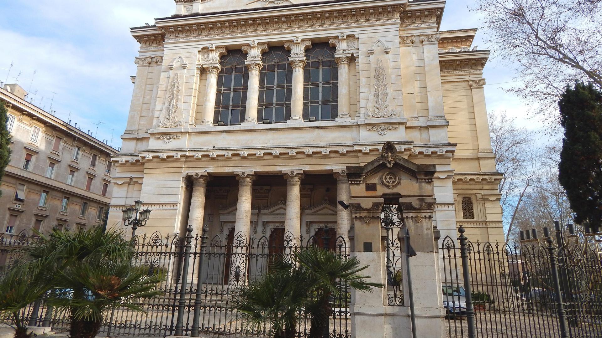 Die 1904 eingeweihte Sinagoga Nuova - Synagoge im einstigen juedischen Ghetto in Rom. Sie beherbergt auch ein Museum mit einigen wenigen historischen Zeugnissen der juedischen Gemeinde Roms und Kultgestaenden aus den fuenf kleinen Synagogen, die sich einst im Viertel befanden.