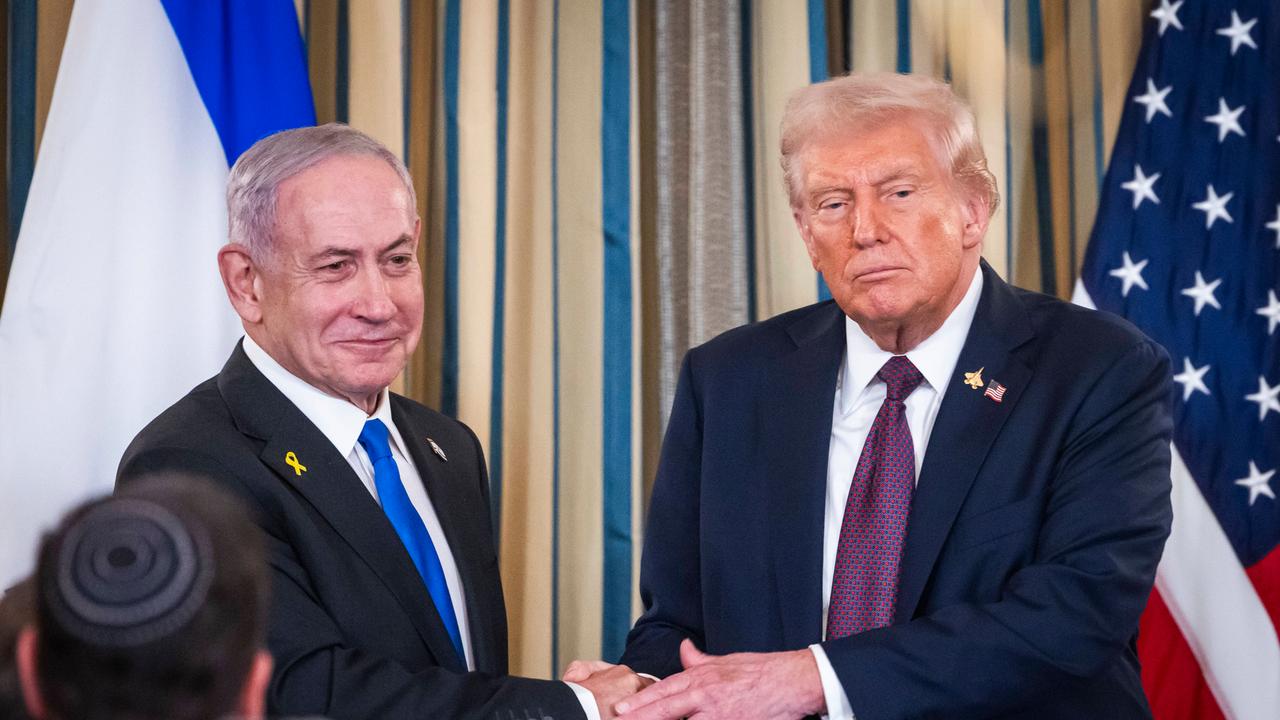 Benjamin Netanjahu (links) und Dobnald Trump (rechts) geben sich die Hände. Netanjahu schaut mit einem Lächeln in die Kameras, Trump schaut nachdenklich auf den Boden Benjamin Netanjahu (links) und Dobnald Trump (rechts) geben sich die Hände. Netanjahu schaut mit einem Lächeln in die Kameras, Trump schaut nachdenklich auf den Boden