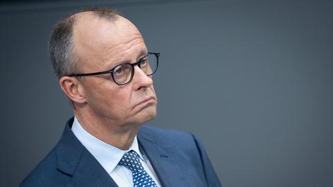 Regierungschef Friedrich Merz (CDU) am 25. März 2026 bei der Befragung des Bundeskanzlers im Bundestag.