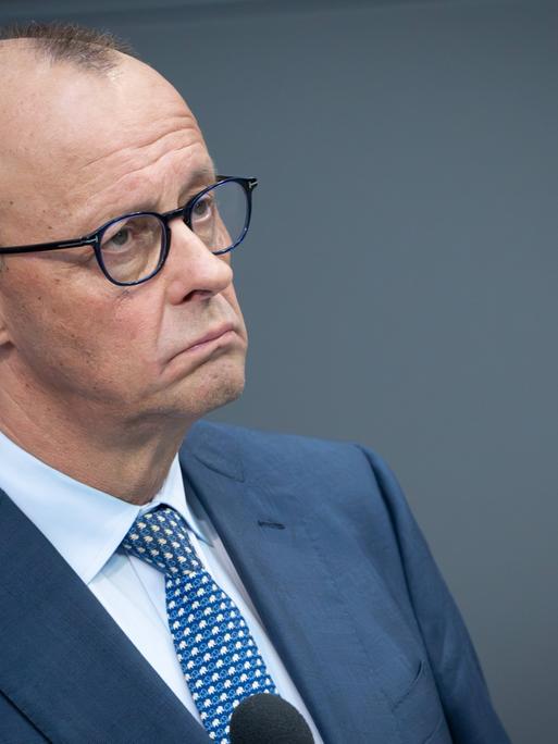 Regierungschef Friedrich Merz (CDU) am 25. März 2026 bei der Befragung des Bundeskanzlers im Bundestag