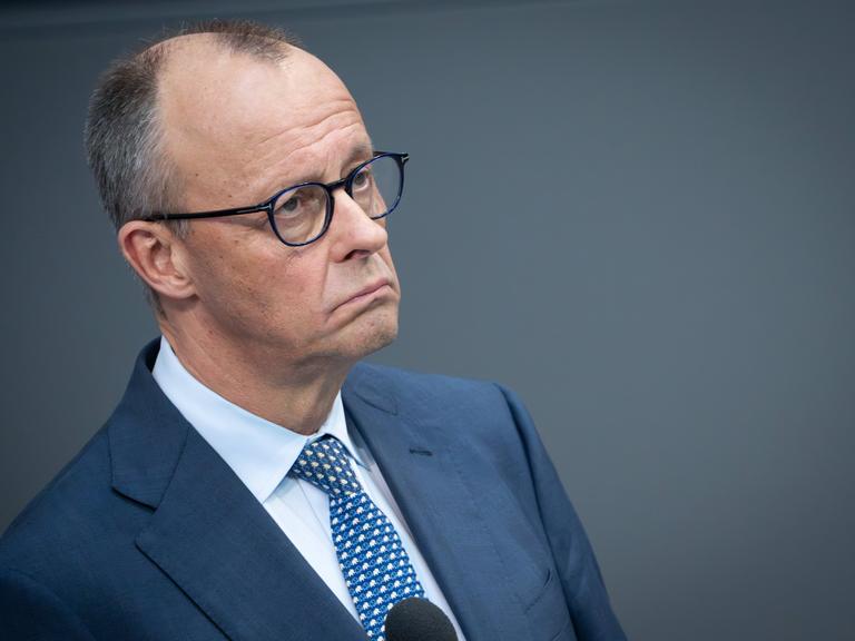 Regierungschef Friedrich Merz (CDU) am 25. März 2026 bei der Befragung des Bundeskanzlers im Bundestag