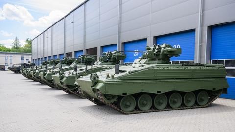 Wiederaufbereitete Marder-Schützenpanzer stehen im Rheinmetall-Werk Unterlüß. 