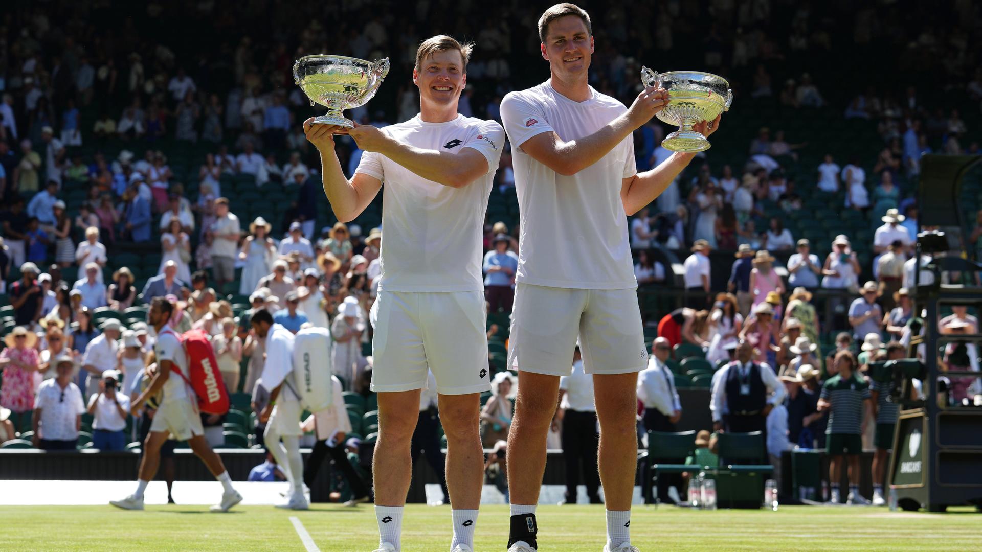 Die Gewinner des Doppels: Harri Heliovaara (l.) und Henry Patten; sie stehen auf dem Centre Court und halten die Siegerschalen hoch. Die Gewinner des Doppels: Harri Heliovaara (l.) und Henry Patten; sie stehen auf dem Centre Court und halten die Siegerschalen hoch.
