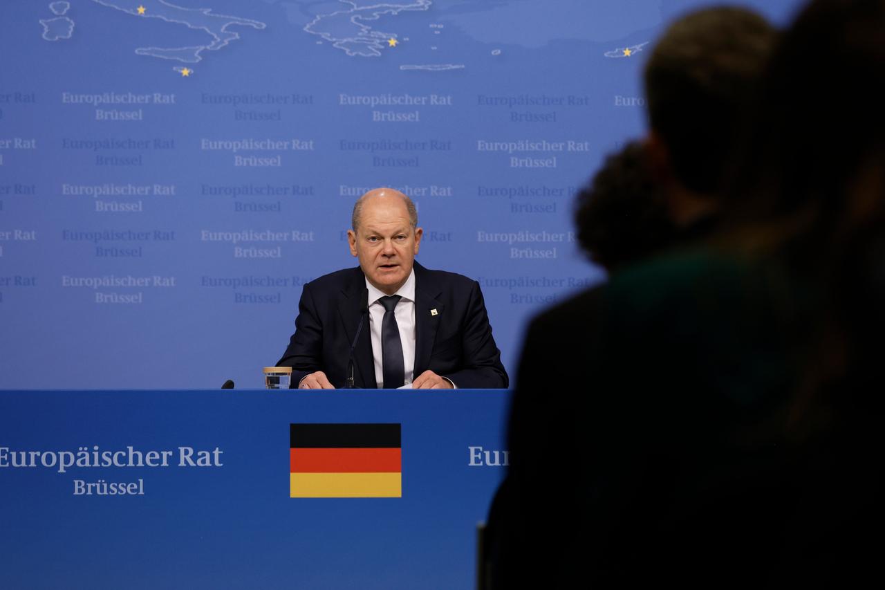 Bundeskanzler Scholz spricht nach dem EU-Gipfel in Brüssel bei einer Pressekonferenz. 