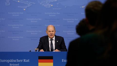 Bundeskanzler Scholz spricht nach dem EU-Gipfel in Brüssel bei einer Pressekonferenz.