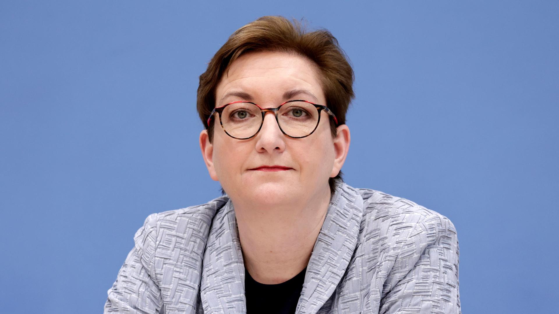 Klara Geywitz (SPD), Bundesministerin für Wohnen, Stadtentwicklung und Bauwesen, blickt bei einer Pressekonferenz in die Kamera.