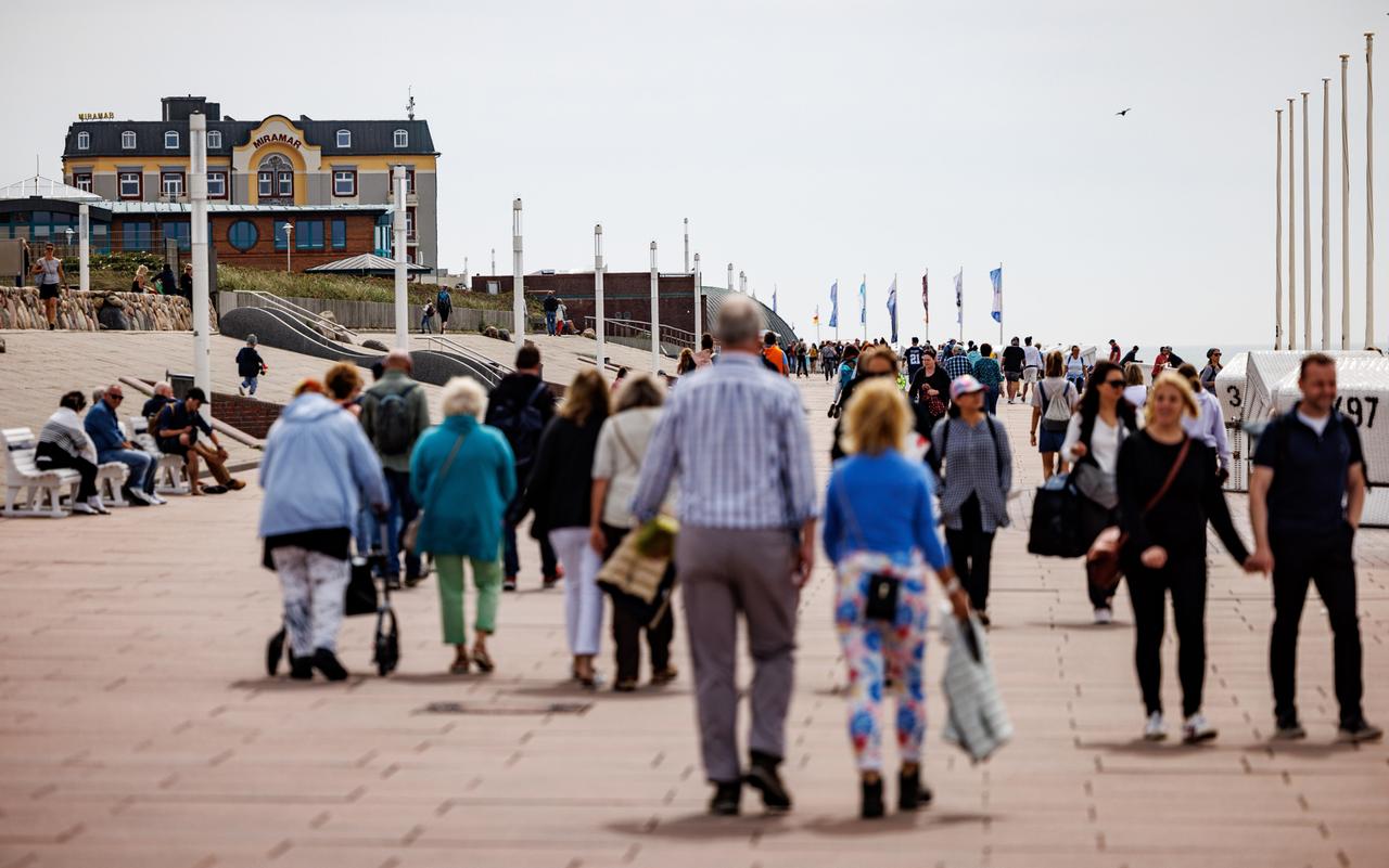 Besucher der Insel Sylt auf der Strandpromenade: Durch die Einführung des 9-Euro-Tickets hatten sich die traditionell hohen Touristenzahlen an Pfingsten 2022 noch einmal erhöht.