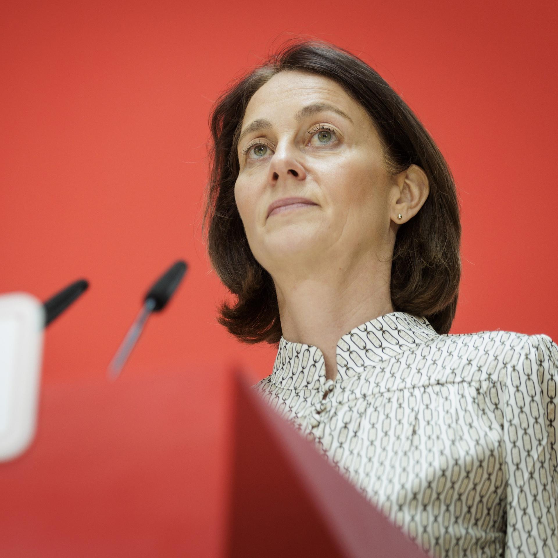 Katarina Barley steht vor einem Mikrofon und hält eine Rede.