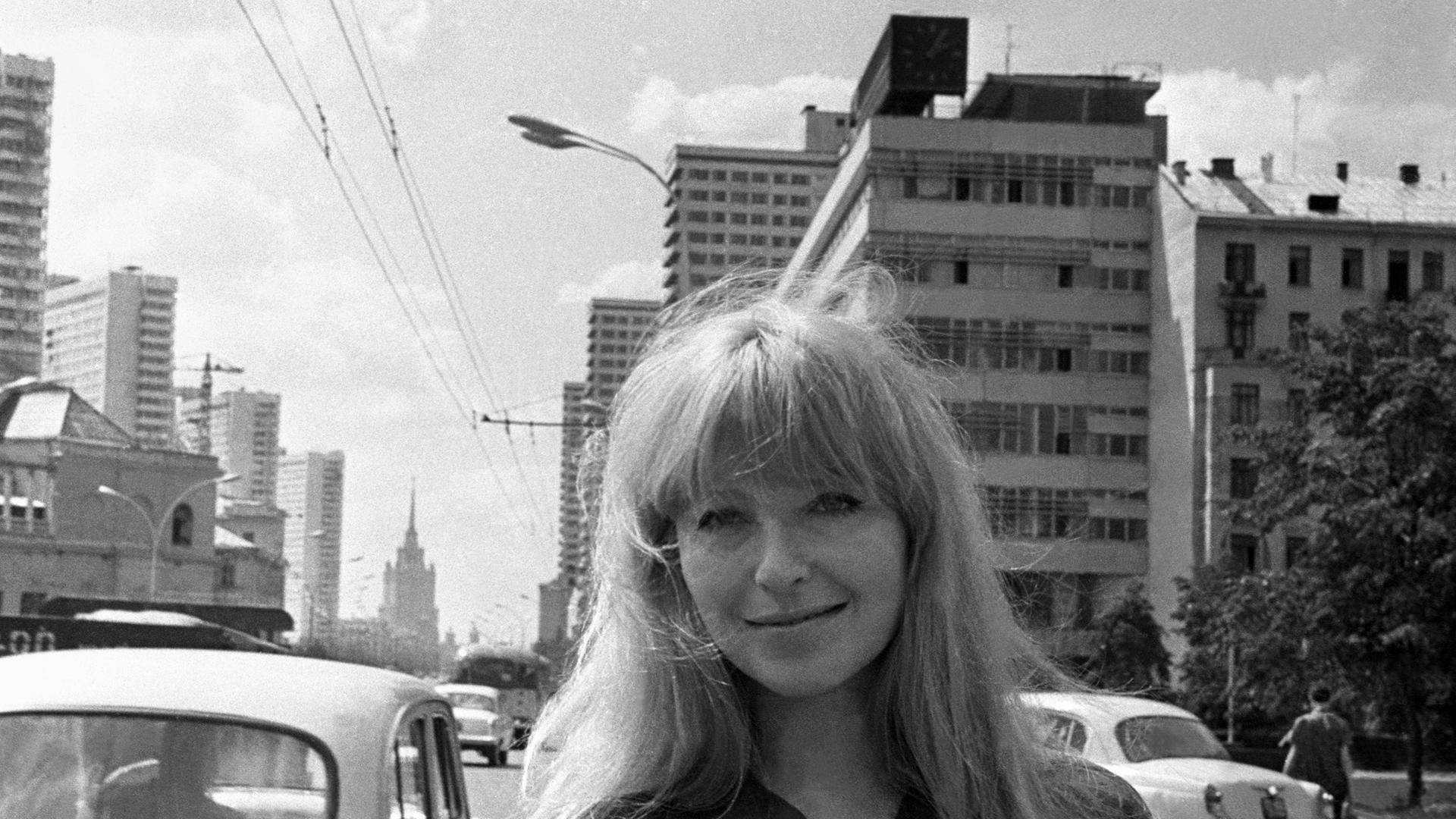 Moscow, USSR. June 1968. French actress Marina Vladi poses for a photo in Kalinin Avenue. The exact date of the photograph is unknown. Alexander Konkov/TASS PUBLICATIONxINxGERxAUTxONLY 80567 Moscow, USSR. June 1968. French actress Marina Vladi poses for a photo in Kalinin Avenue. The exact date of the photograph is unknown. Alexander Konkov/TASS PUBLICATIONxINxGERxAUTxONLY 80567