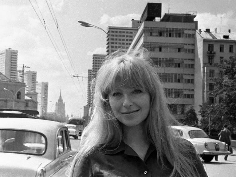 Moscow, USSR. June 1968. French actress Marina Vladi poses for a photo in Kalinin Avenue. The exact date of the photograph is unknown. Alexander Konkov/TASS PUBLICATIONxINxGERxAUTxONLY 80567