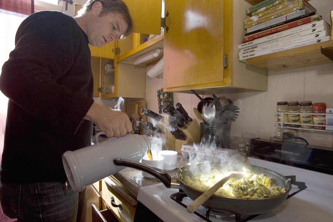 Der Schriftsteller David Duncan in seiner Küche zuhause in San Francisco. Bei Duncan und seiner Familie wurde eine PFOA-Belastung nachgewiesen - möglicherweise durch die Benutzung einer Teflon-beschichteten Pfanne. (Foto von 2005)