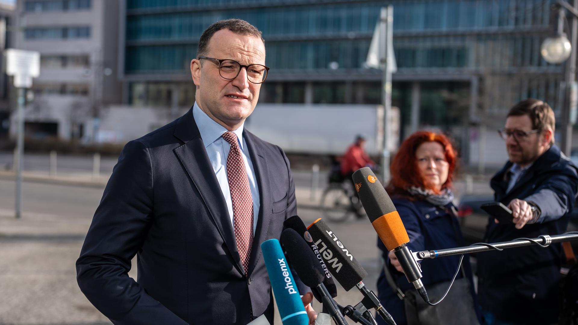 Jens Spahn (CDU), CDU/CSU Fraktionsvorsitzender im Bundestag, kommt zu den Gremiensitzungen der CDU in der Bundeszentrale, dem Konrad-Adenauer-Haus, an und spricht in Mikrofone. 
