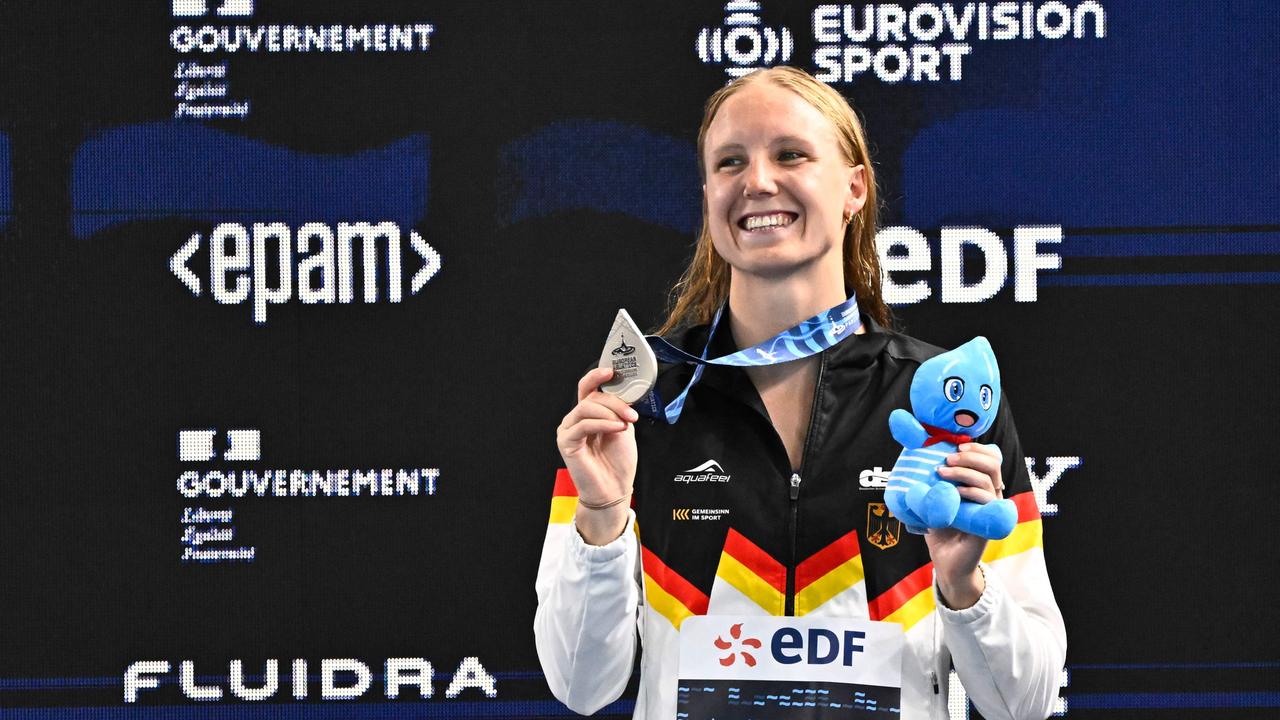 Schwimm-Europameisterschaft: Isabel Gose freut sich über ihre Silbermedaille im Freistil über 800 m. Sie hält die Medaille hoch. 