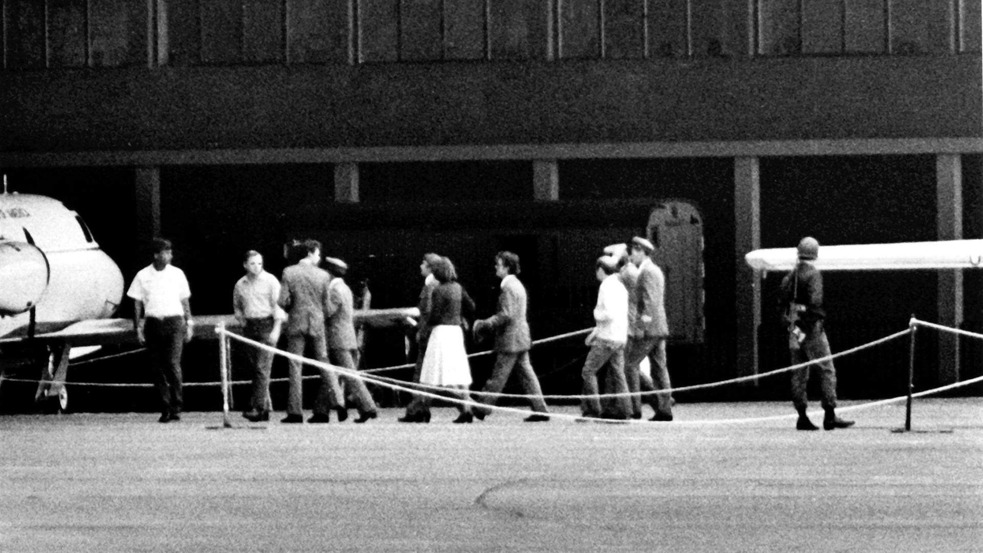 Die Passagiere der entführten polnischen Verkehrsmaschine verlassen nach der Landung auf dem amerikanischen Militärflughafen in Berlin Tempelhof am 30.8.1978 das Flugzeug.