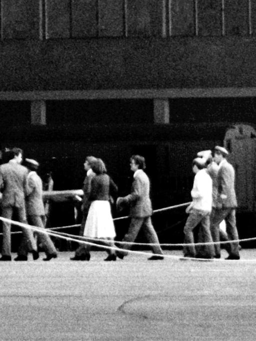 Die Passagiere der entführten polnischen Verkehrsmaschine verlassen nach der Landung auf dem amerikanischen Militärflughafen in Berlin Tempelhof am 30.8.1978 das Flugzeug.