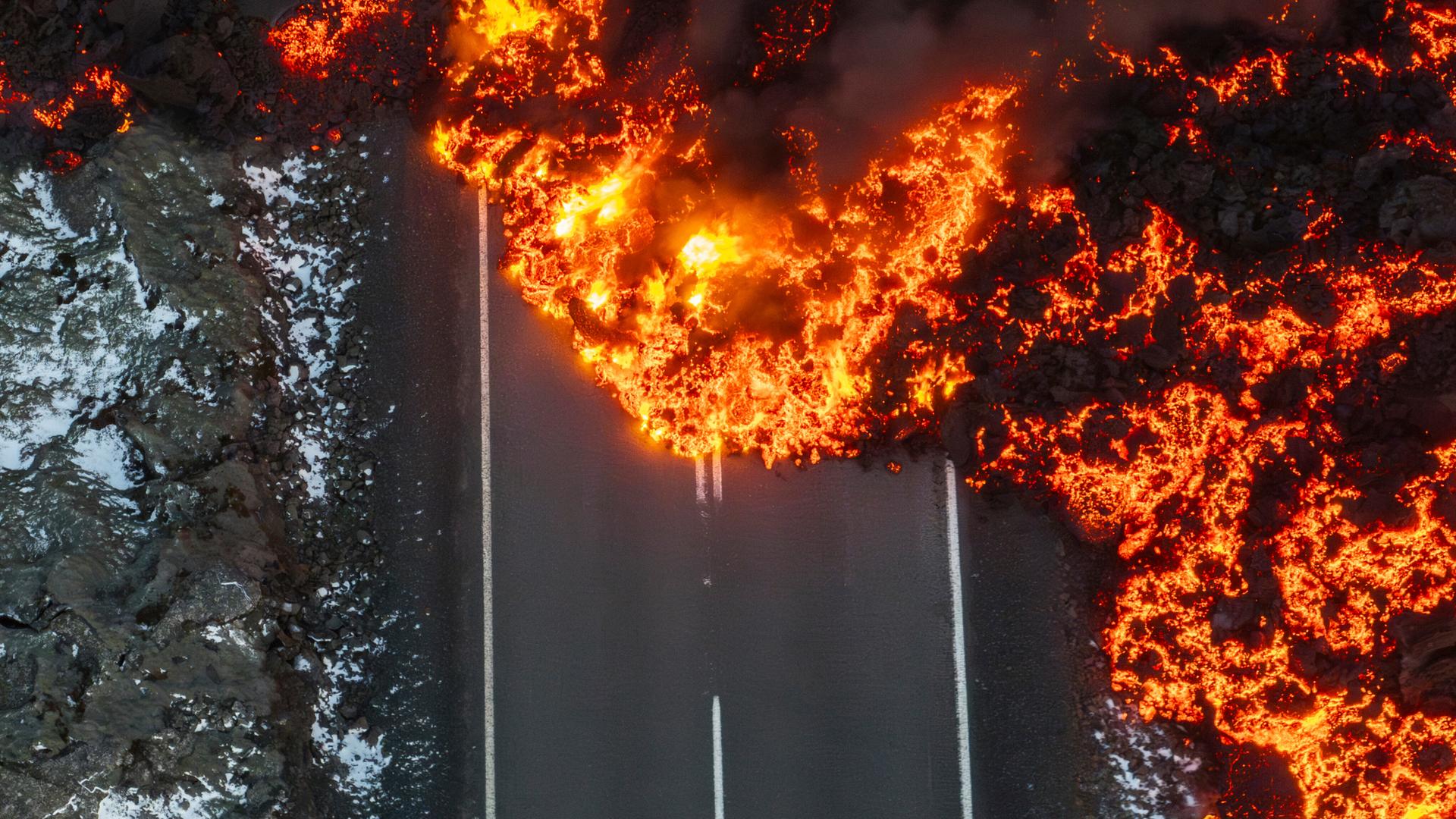 Geschmolzene Lava auf der Straße zur Blauen Lagune in Grindavik auf der Halbinsel Reykjanes auf Island