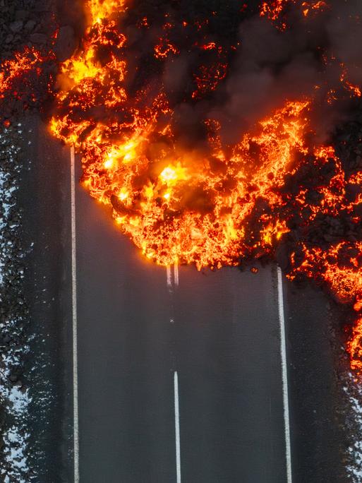 Geschmolzene Lava auf der Straße zur Blauen Lagune in Grindavik auf der Halbinsel Reykjanes auf Island Geschmolzene Lava auf der Straße zur Blauen Lagune in Grindavik auf der Halbinsel Reykjanes auf Island