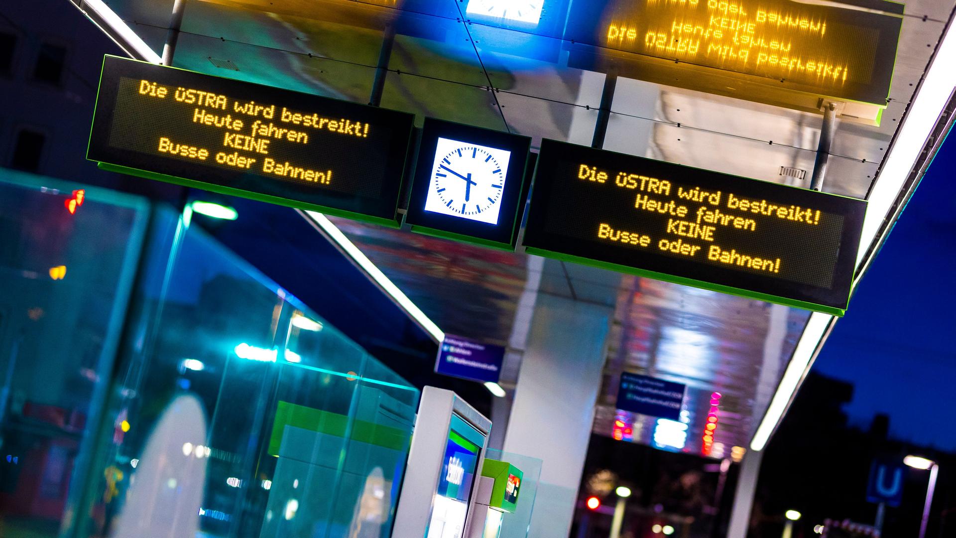 Niedersachsen, Hannover: Auf Anzeigetafeln an der Stadtbahnhaltestelle "Steintor" der hannoverschen Verkehrsbetriebe Üstra sind am frühen Morgen die Schriftzüge "Die Üstra wird bestreikt! Heute fahren keine Busse oder Bahnen" zu lesen. Niedersachsen, Hannover: Auf Anzeigetafeln an der Stadtbahnhaltestelle "Steintor" der hannoverschen Verkehrsbetriebe Üstra sind am frühen Morgen die Schriftzüge "Die Üstra wird bestreikt! Heute fahren keine Busse oder Bahnen" zu lesen.