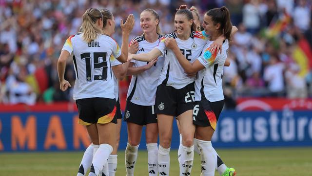 Spielerinnen von Deutschland stehen zusammen und jubeln.