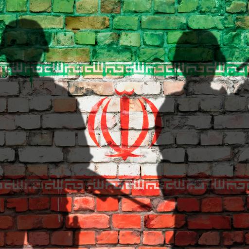 Schattenbilder von zwei Soldaten vor Ziegelwand mit Iran-Flagge 
