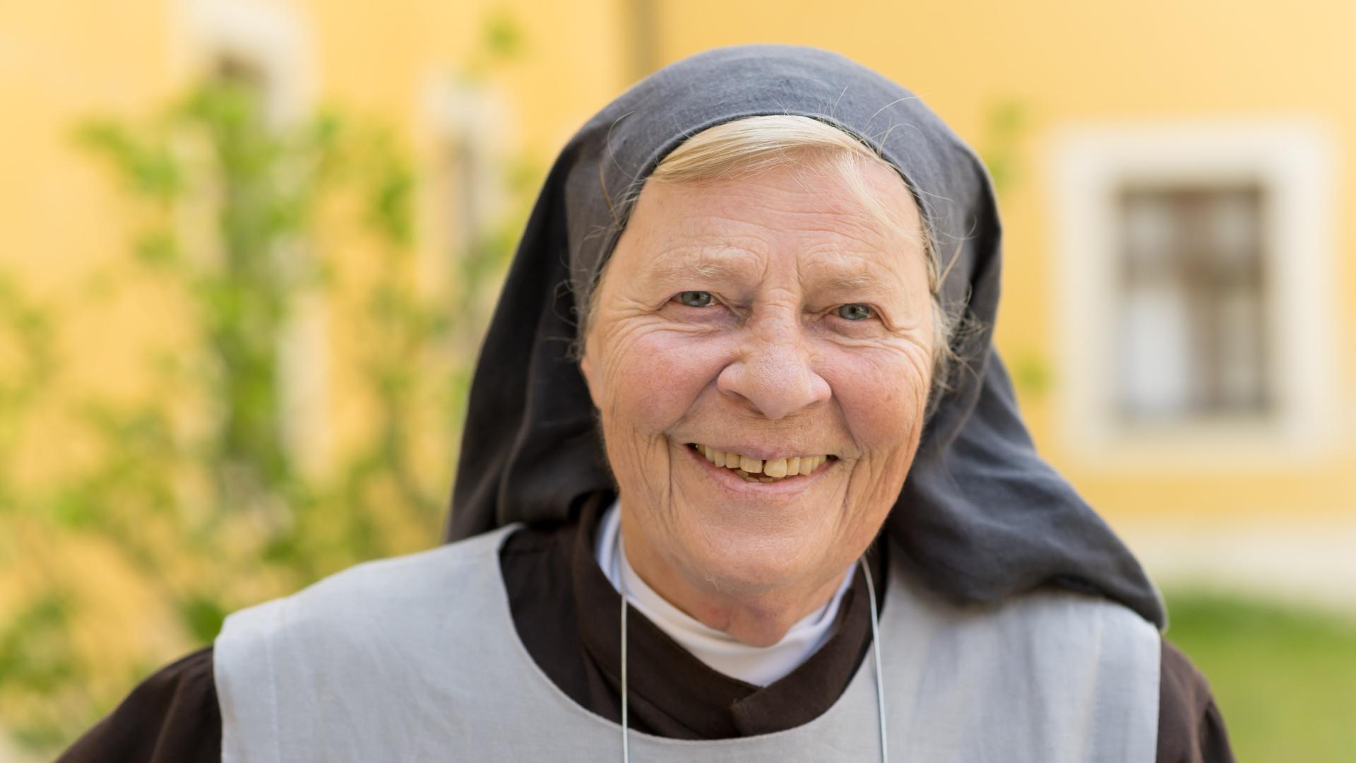 Die Schauspielerin Christiane Blumhoff, als Schwester Julia, in Nonnen-Tracht, aufgenommen bei Dreharbeiten für den ARD-Tatort "Wunder gibt es immer wieder".