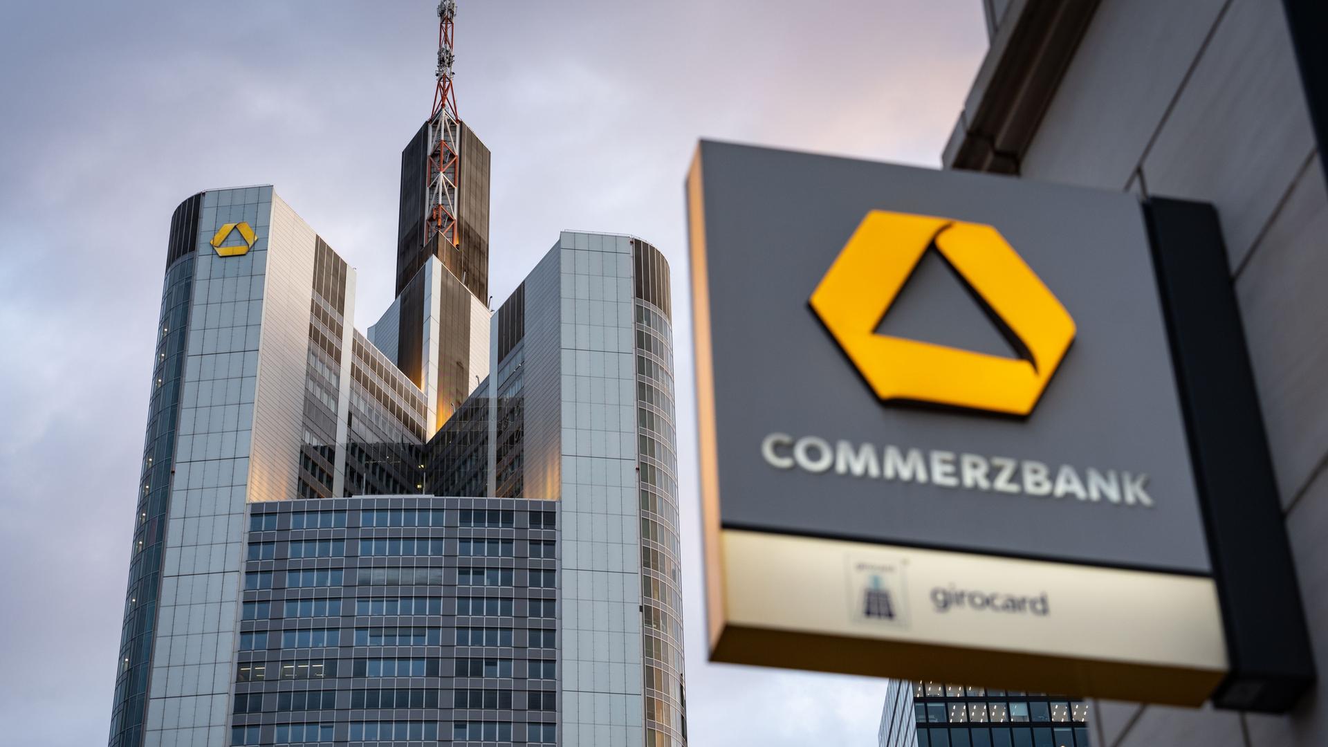 Das Logo des Commerzbank ist an einer Filiale in Sichtweite der Zentrale des Geldinstituts angebracht. 