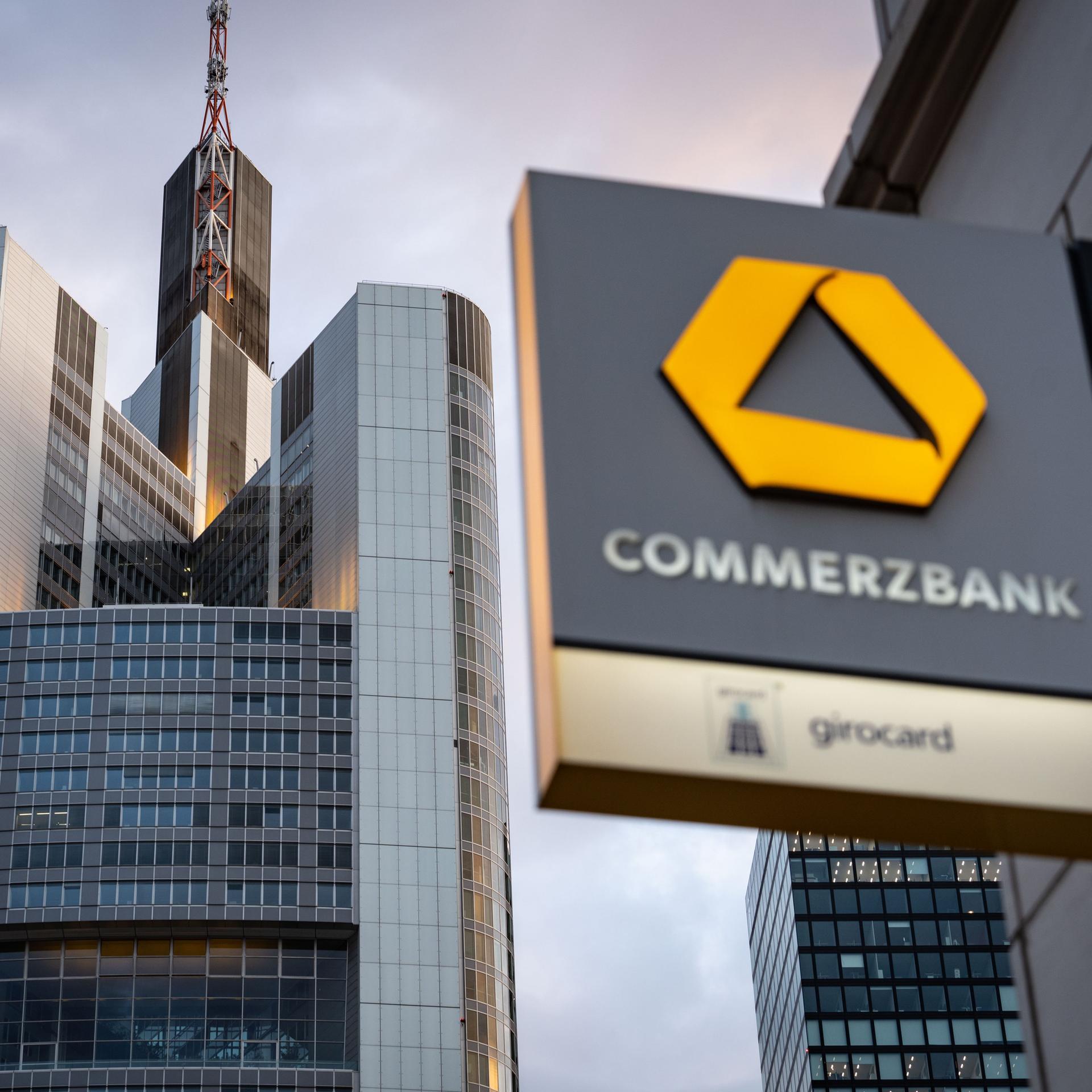 Das Logo des Commerzbank ist an einer Filiale in Sichtweite der Zentrale des Geldinstituts angebracht. 