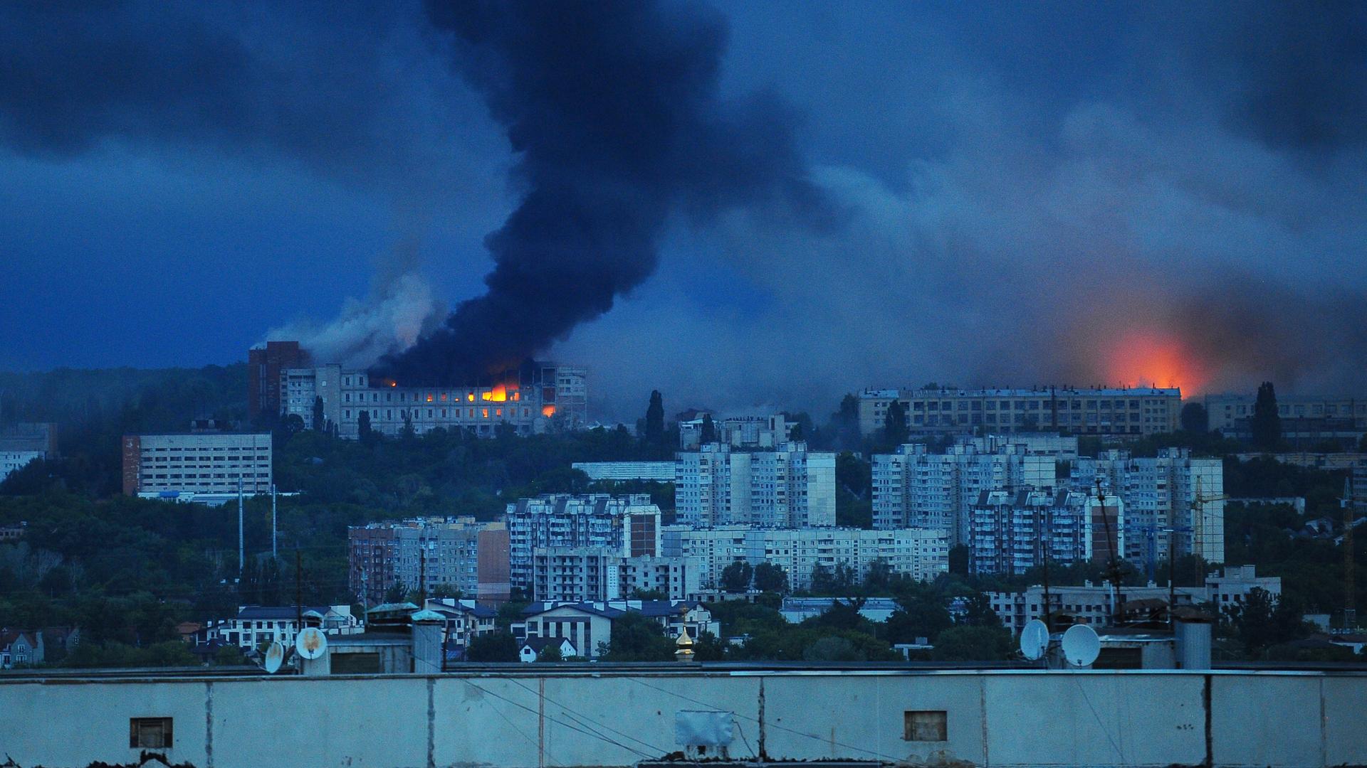 Feuer und Rauch steigen von der Stelle auf, an der eine russische Rakete ein Wohngebiet in der ukrainischen Großstadt Charkiw traf. Feuer und Rauch steigen von der Stelle auf, an der eine russische Rakete ein Wohngebiet in der ukrainischen Großstadt Charkiw traf.