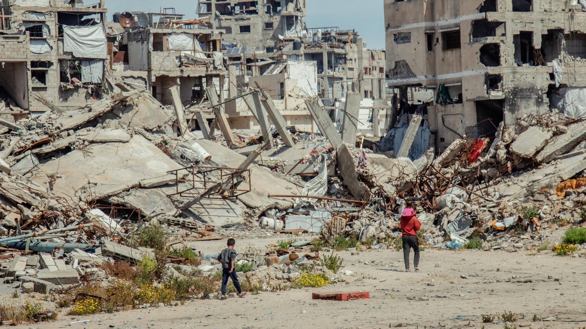 Bewohner gehen durch Trümmer im Lager Jabalia im Norden des Gazastreifens.