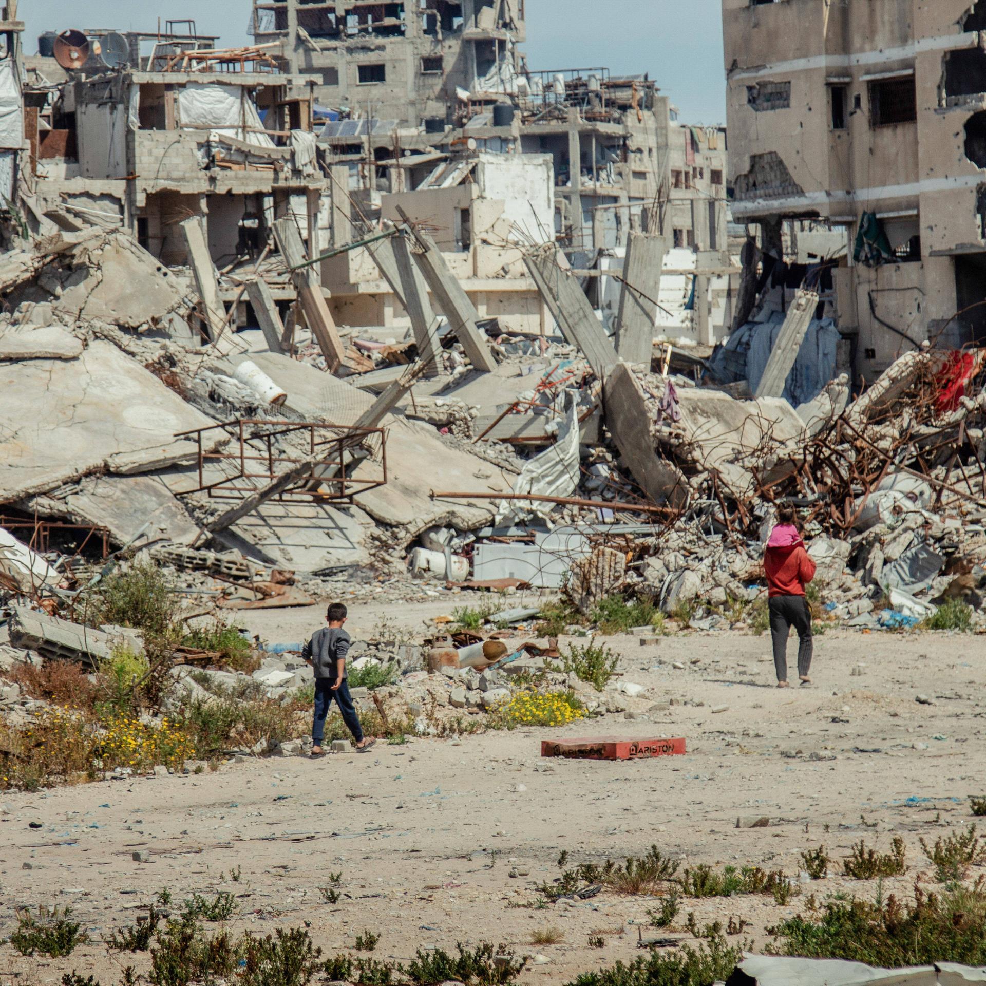 Bewohner gehen durch Trümmer im Lager Jabalia im Norden des Gazastreifens.