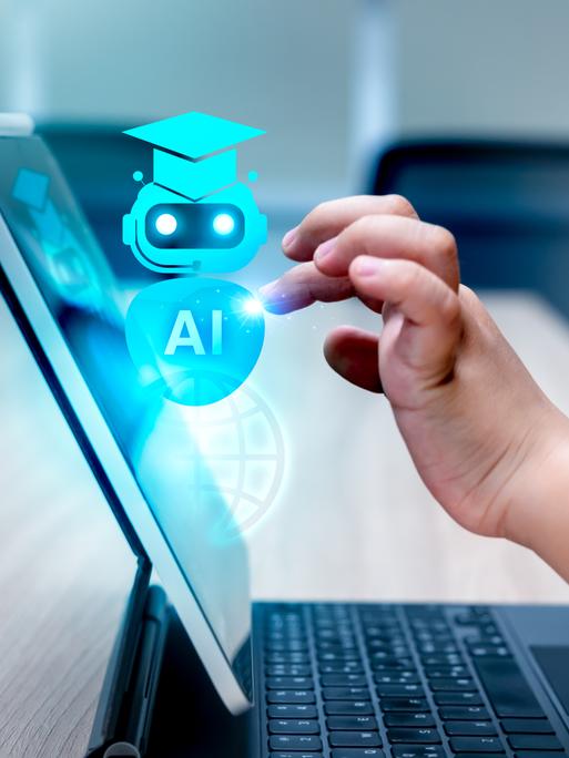 Ein Roboterhologramm mit Doktorhut ist zu sehen, während ein Kind mit dem Finger ein Tablet benutzt und den Bildschirm berührt.