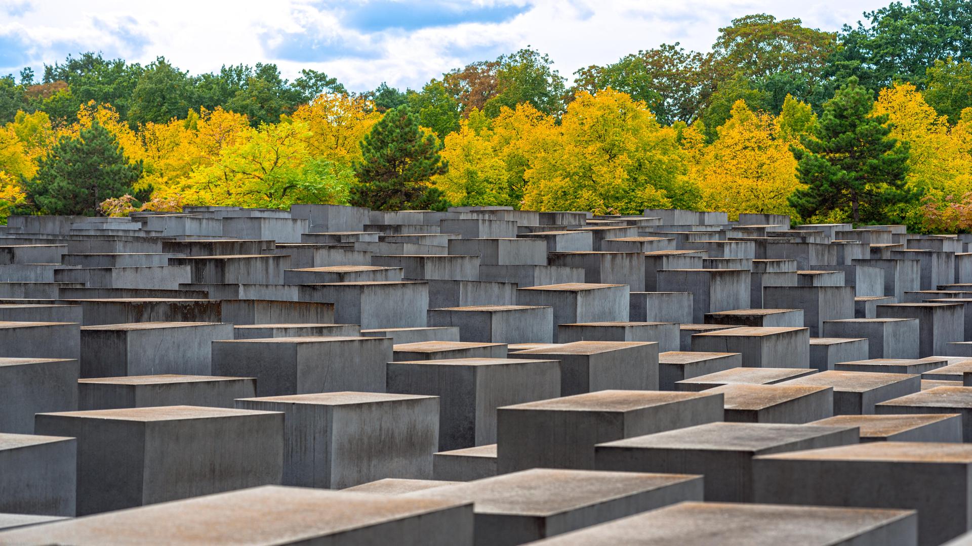 Das Denkmal für die ermordeten Juden Europas, kurz Holocaust-Mahnmal, in der historischen Mitte Berlins erinnert an die rund sechs Millionen Juden, die unter der Herrschaft der Nationalsozialisten ermordet wurden. Das Denkmal für die ermordeten Juden Europas, kurz Holocaust-Mahnmal, in der historischen Mitte Berlins erinnert an die rund sechs Millionen Juden, die unter der Herrschaft der Nationalsozialisten ermordet wurden.