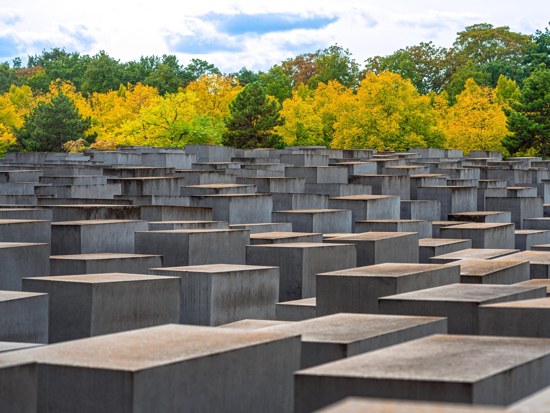 Das Denkmal für die ermordeten Juden Europas, kurz Holocaust-Mahnmal, in der historischen Mitte Berlins erinnert an die rund sechs Millionen Juden, die unter der Herrschaft der Nationalsozialisten ermordet wurden.